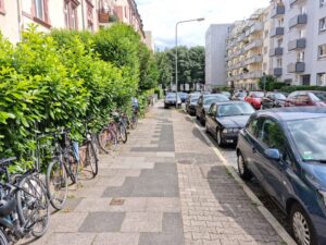 Fahrraeder in Hecke in Ingolstaedter Straße